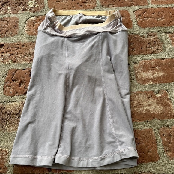 Lululemon Twist Back Tank Women's size 6 Built in bra Light Purple - Picture 11 of 16